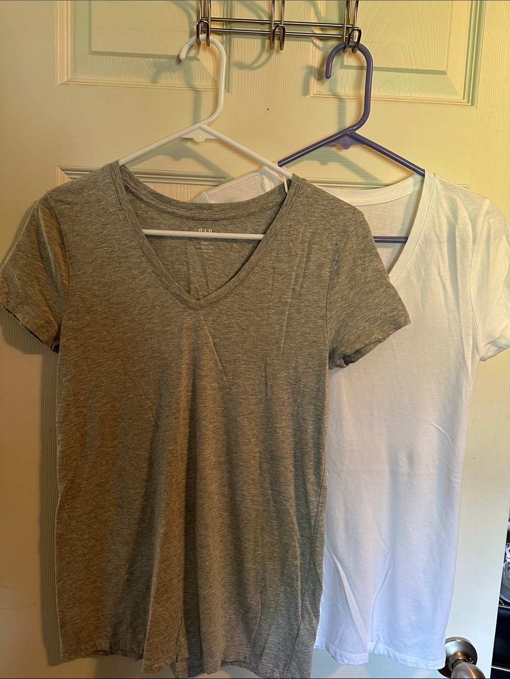 GAP Favorite T Women's Short Sleeve V-Neck Tee - Gray & White